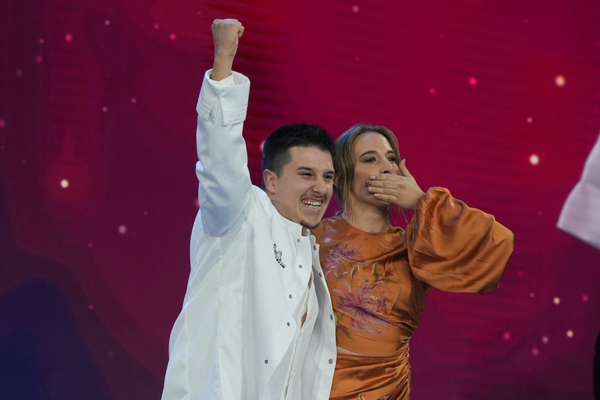 Aaron Ortiz y y Jaoine Aizpurua del restaurante Kabo al ganar la estrella Michelin