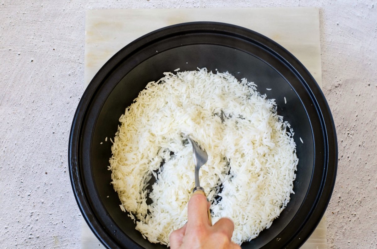 Abriendo el arroz basmati con un tenedor