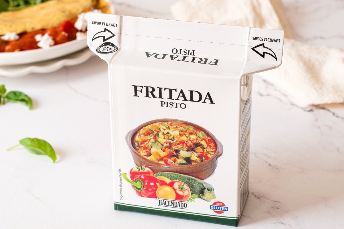 Abrimos el envase de fritada de la tortilla francesa rellena de pisto