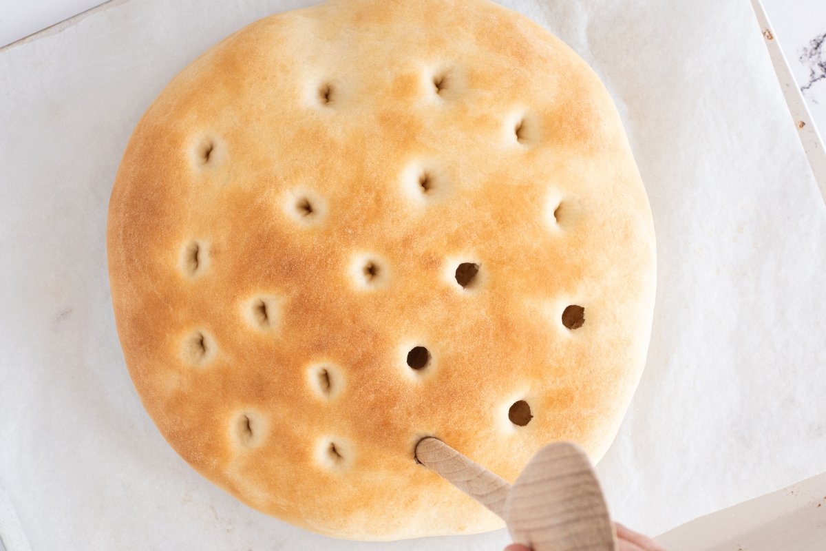 Abrimos los orificios de la torta de nata
