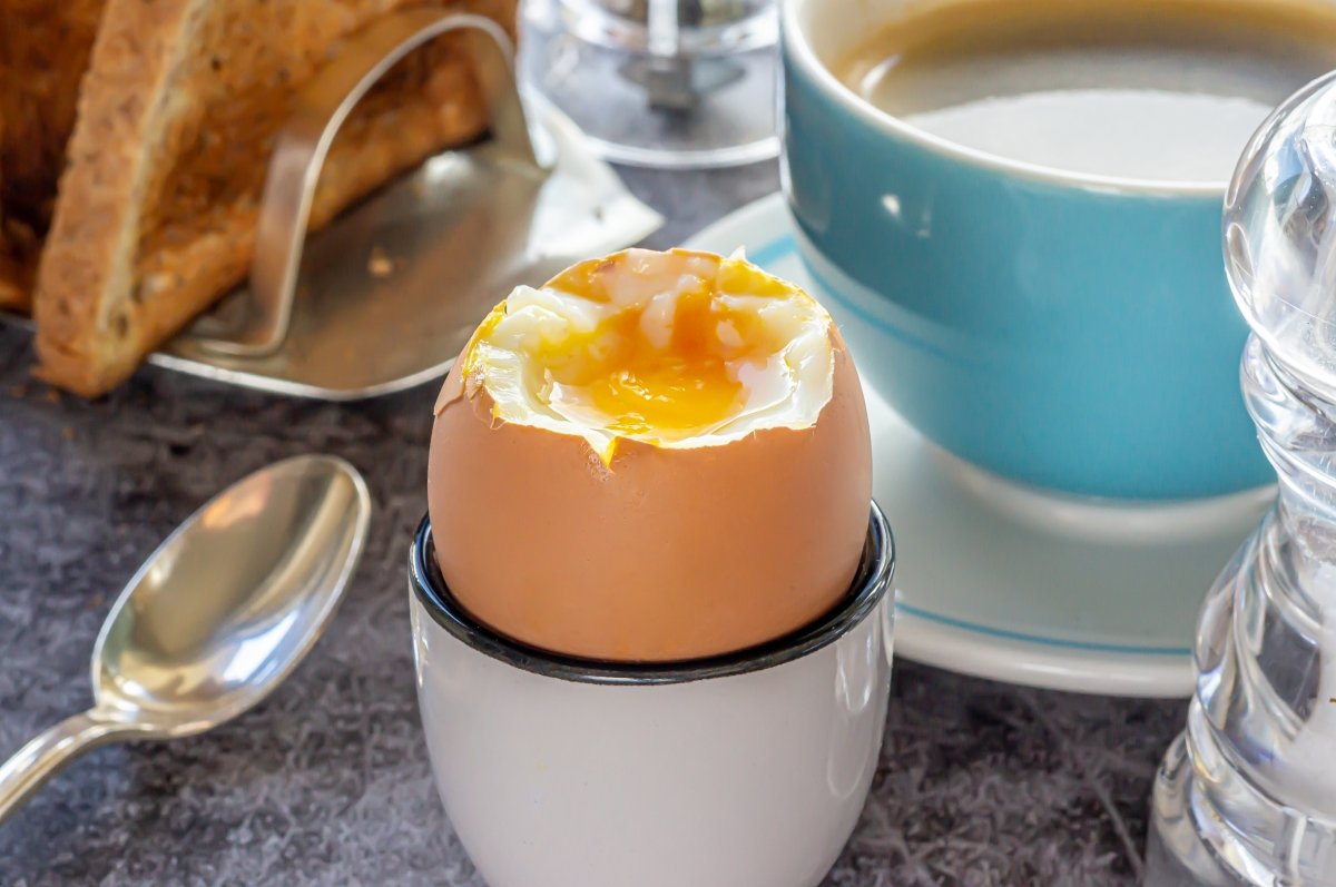 Abrir el huevo y salpimentar