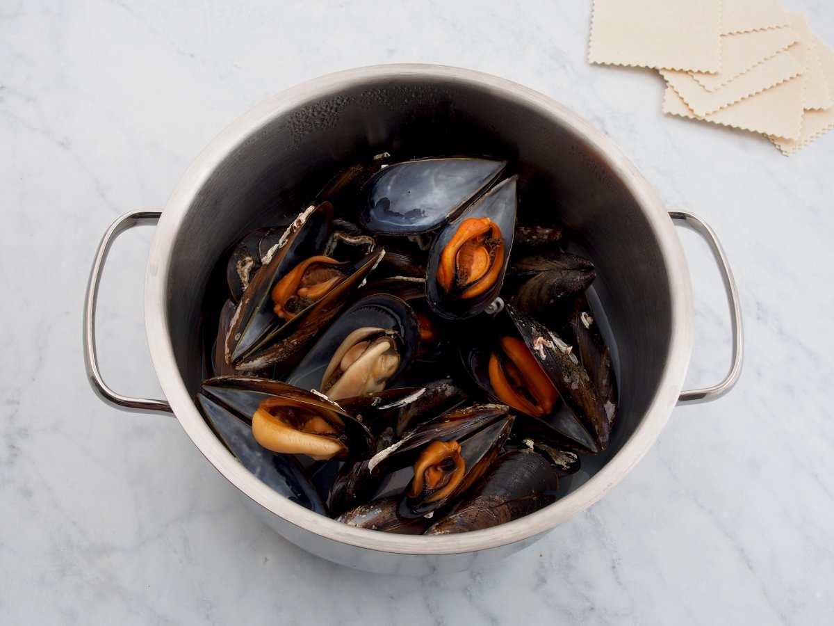 Abrir los mejillones al vapor para los canelones de marisco