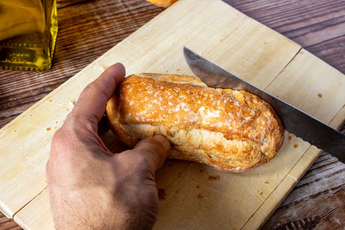 Abrir los panes para el bocadillo de jamón serrano y queso