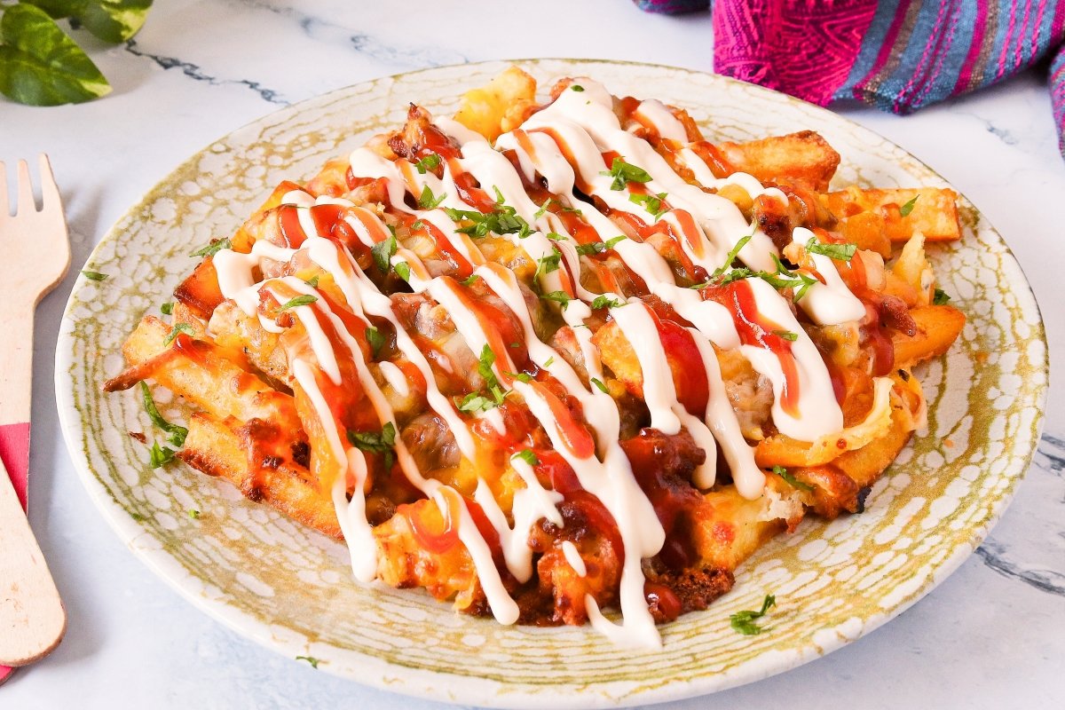 Acabar la yaroa dominicana con mayonesa y ketchup