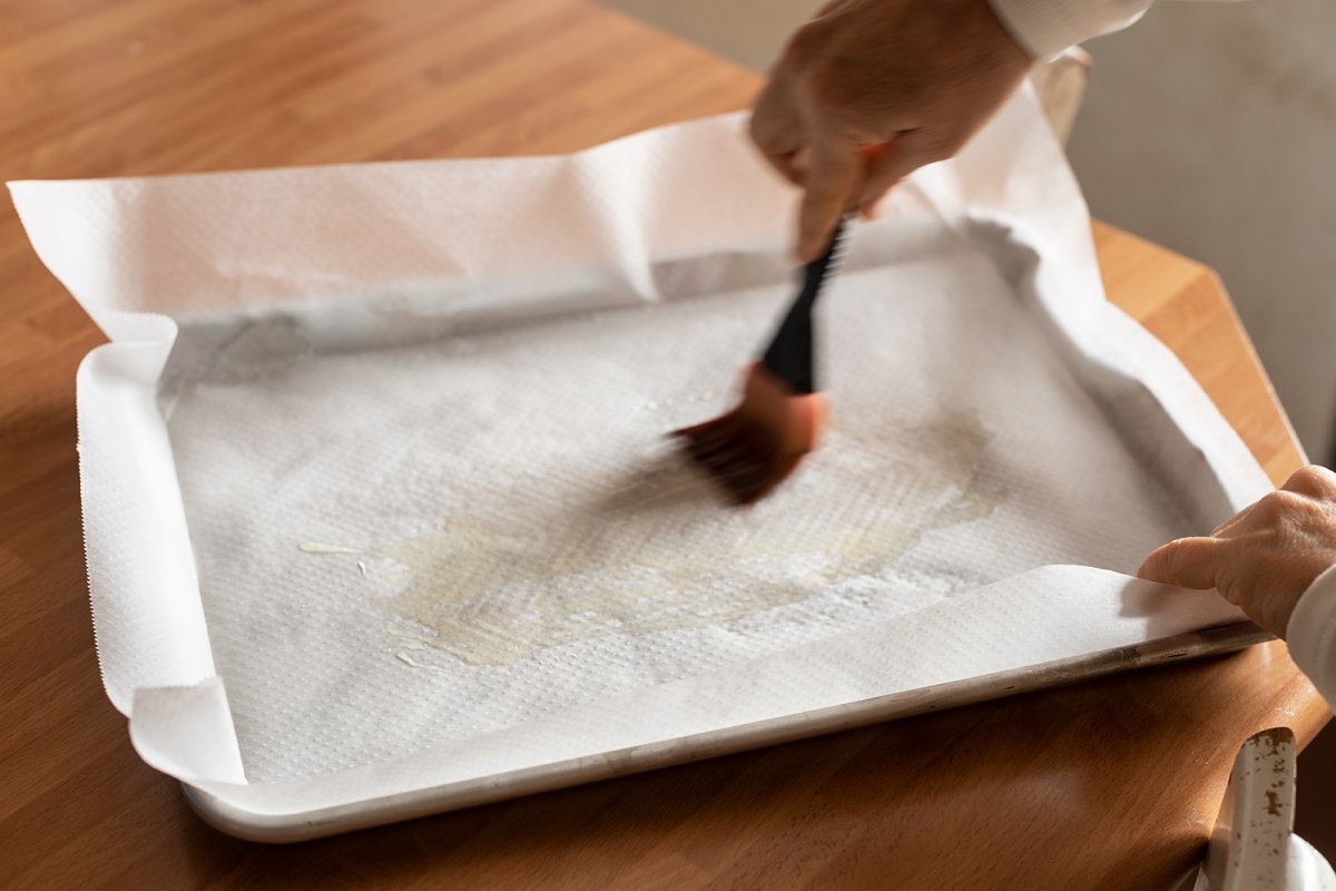 Oil the mold for the focaccia