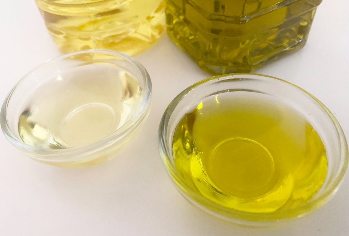 Aceite de girasol y aceite de oliva en cuencos independientes