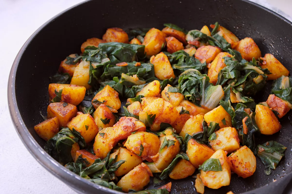 Acelgas con patatas y pimentón recién hechas *