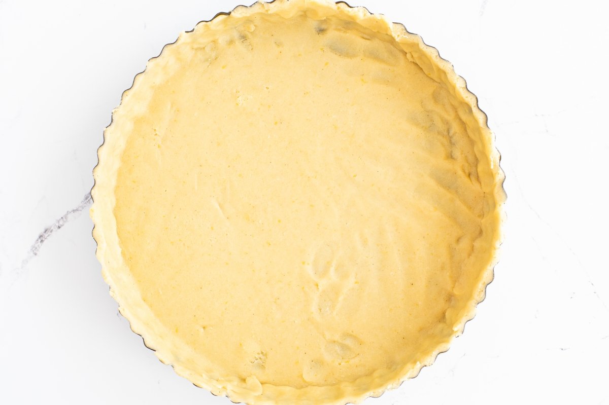 Acomodamos la masa de la torta della nonna
