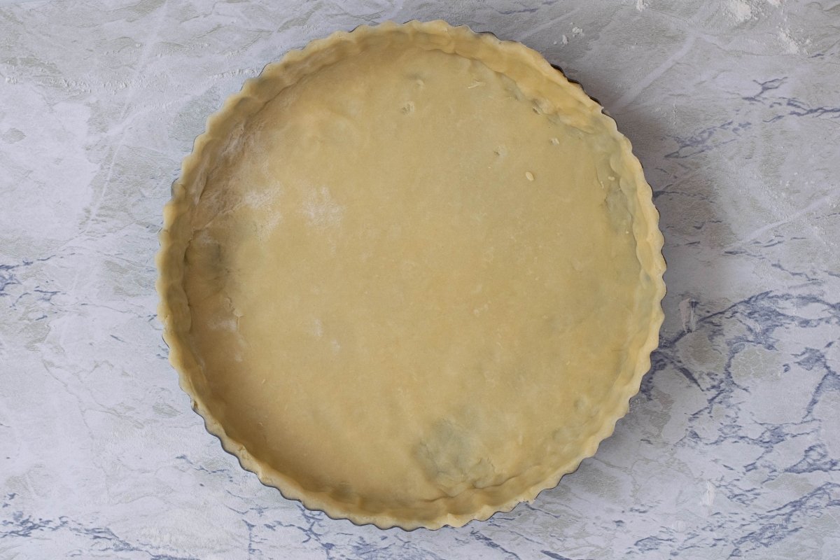 Arrange the dough in the mold of the cherry pie or American cherry pie