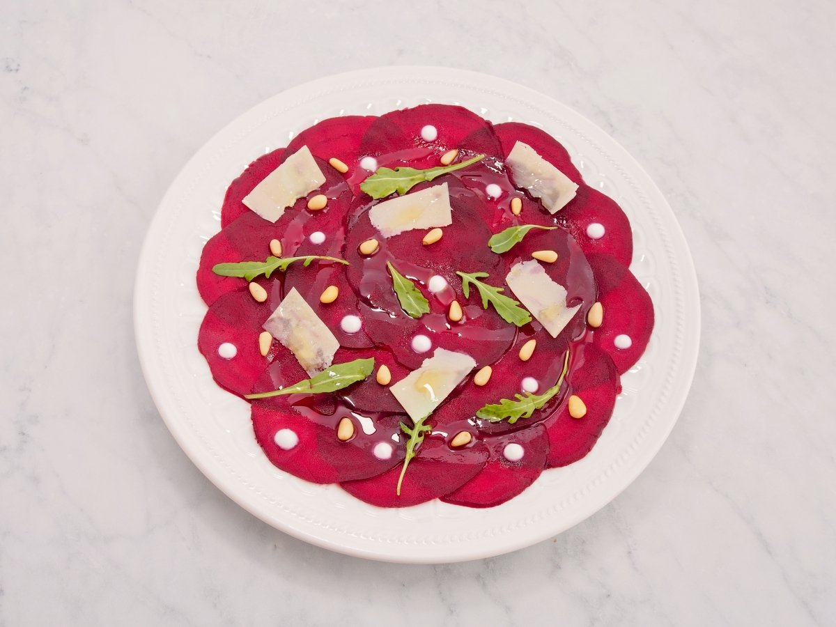 Aderezar con aceite de oliva el carpaccio de remolacha