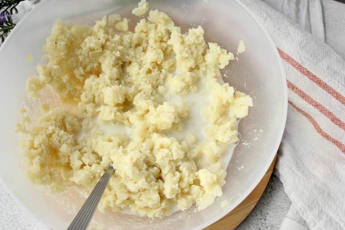 adicción de leche para la elaboración del puré de patatas casero