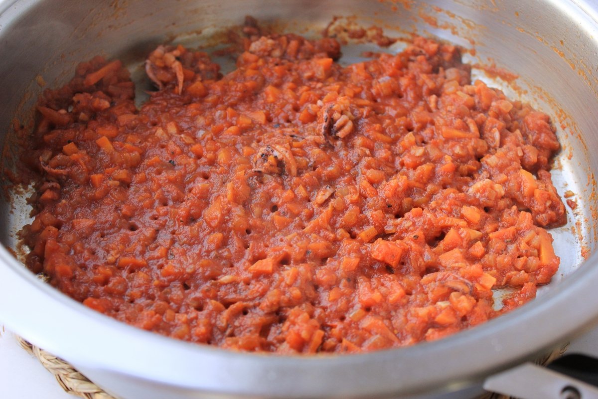 Adición al sofrito de salsa de tomate