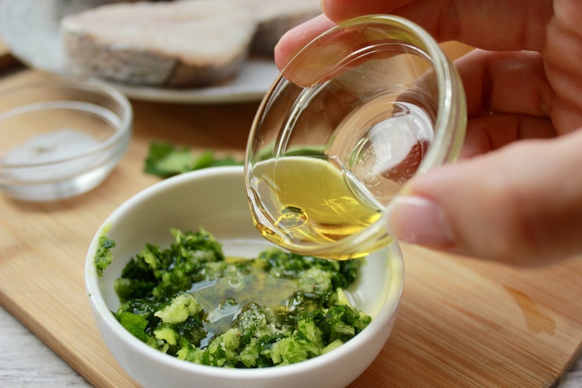 Adición de aceite de oliva virgen extra al majado