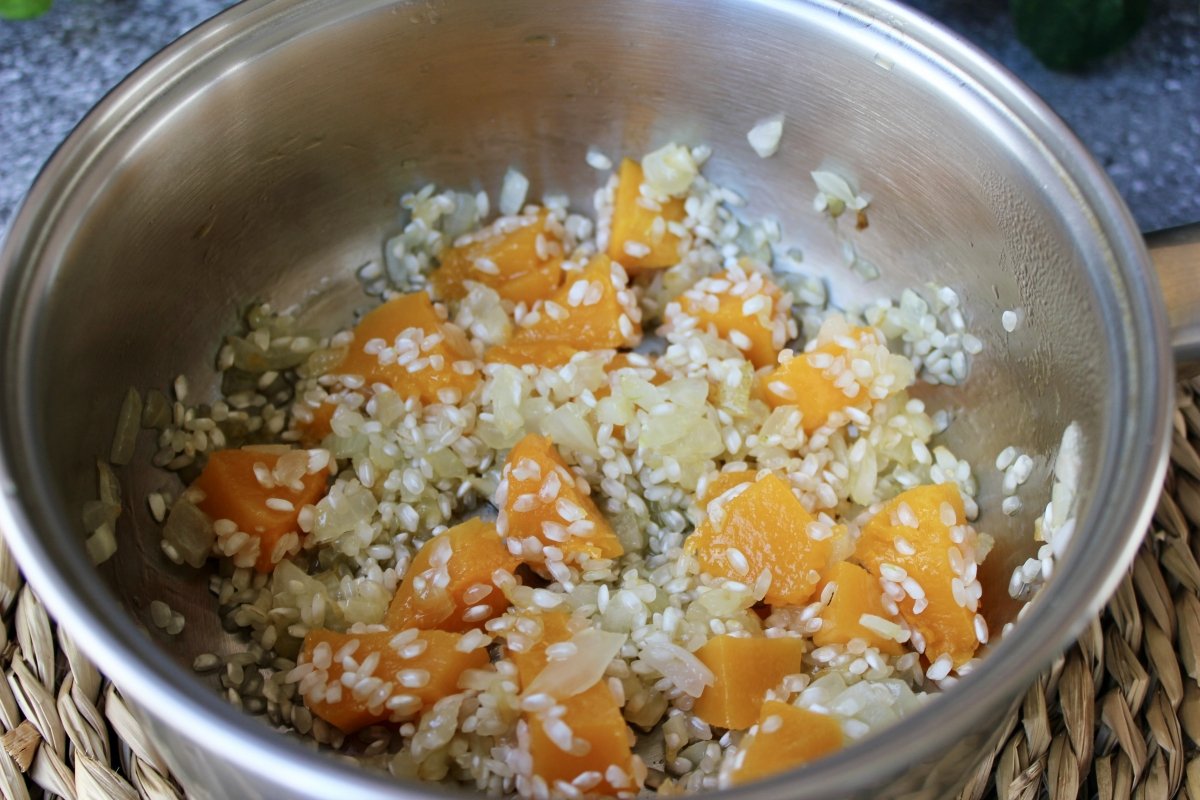 Adición de la calabaza cocida y el arroz para el risotto