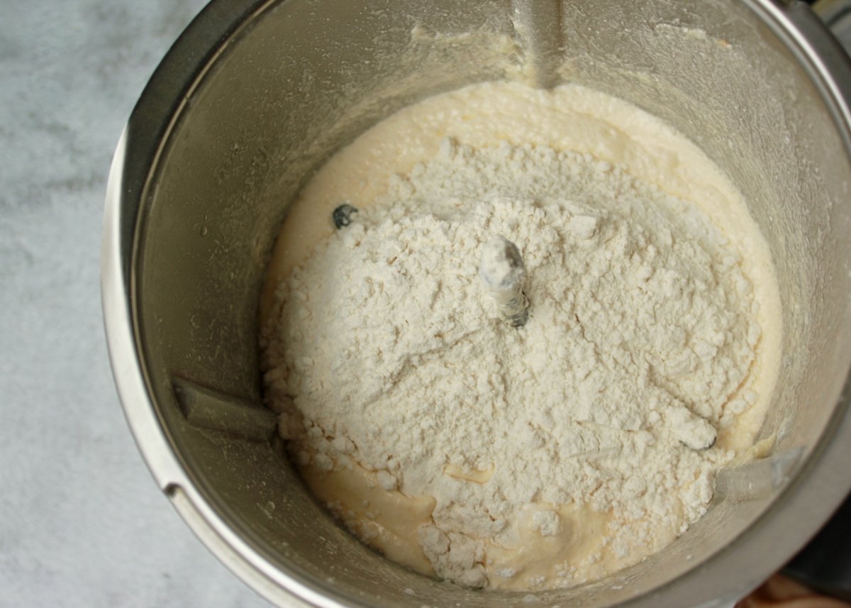 Adición de la harina y levadura química a la masa del bizcocho de coco