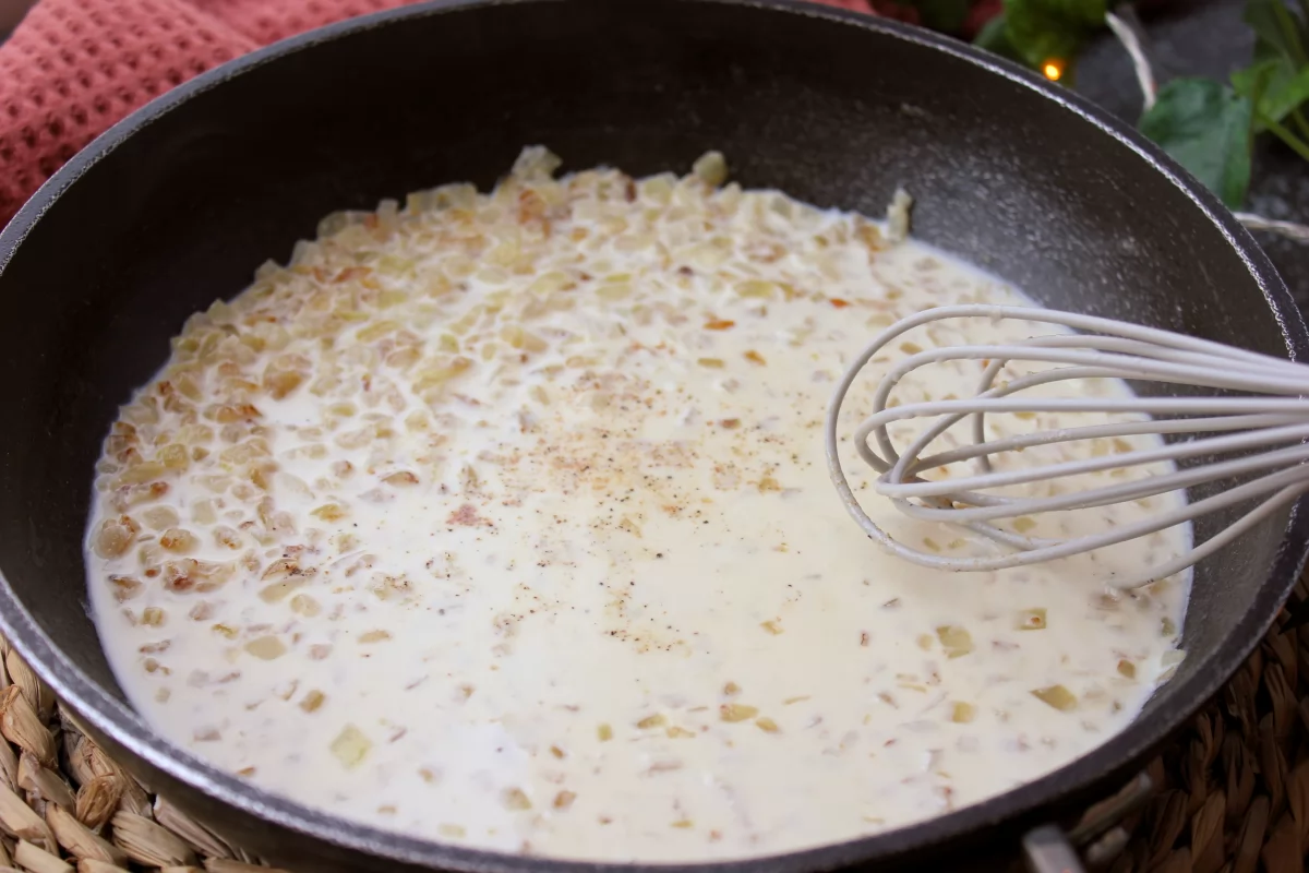 Adición de la leche evaporada y los condimentos para ligar la bechamel