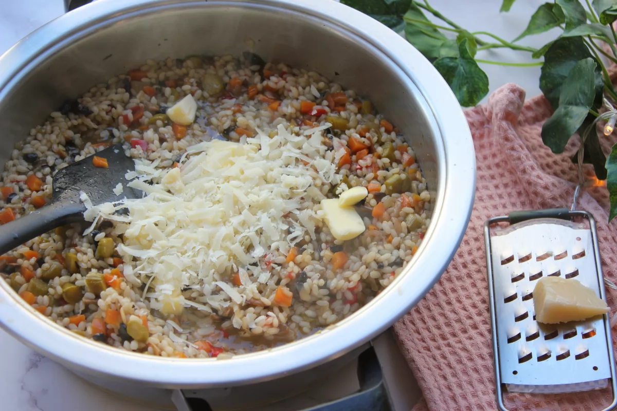 Adición de la mantequilla y del queso parmesano para mantecar el risotto *