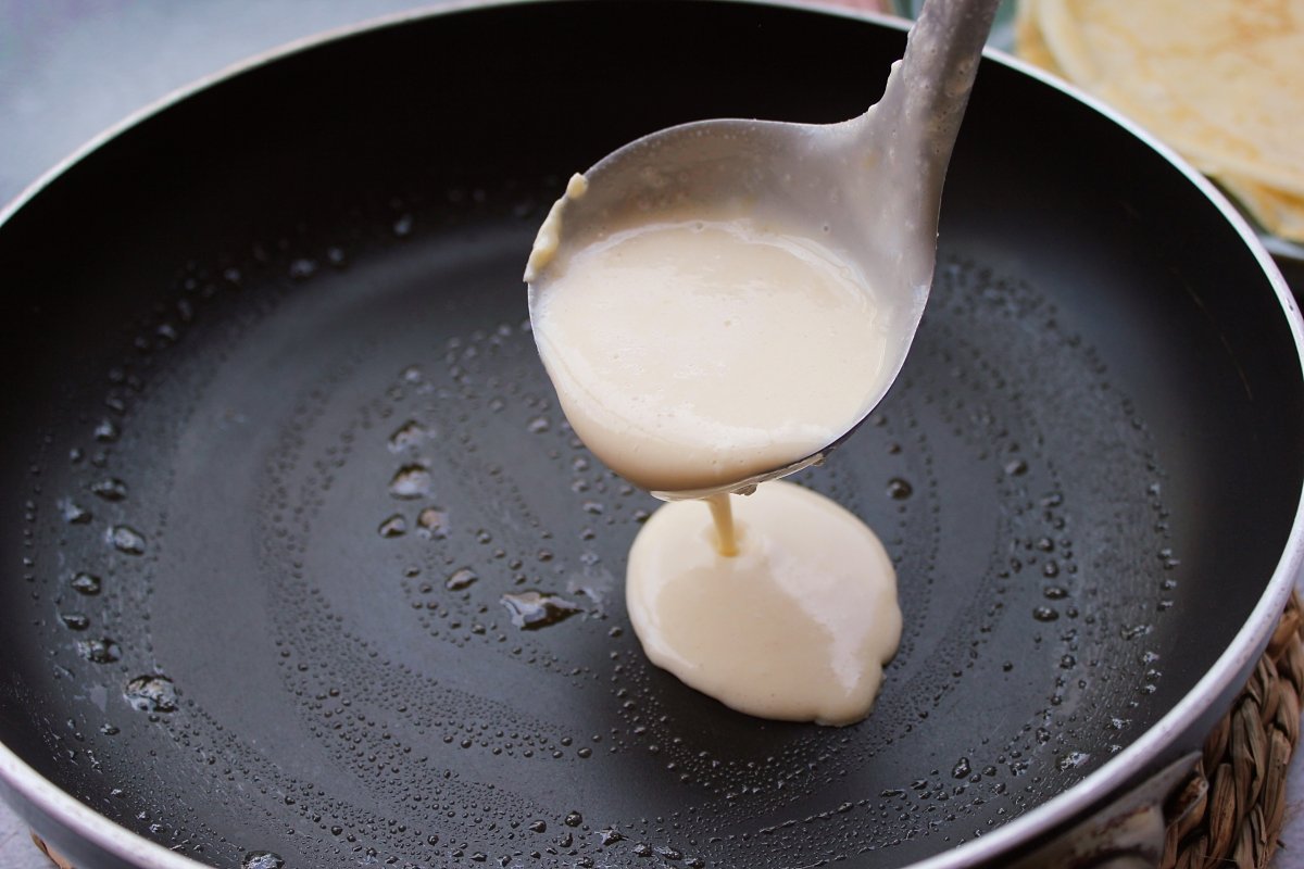 Ajouter la pâte dans la poêle pour faire la crêpe