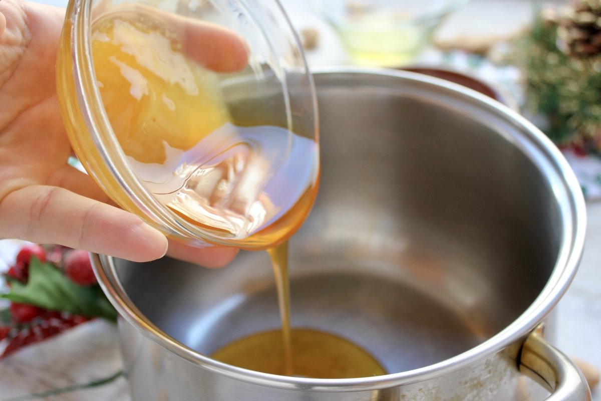 Adición de la miel a el cazo para calentarla