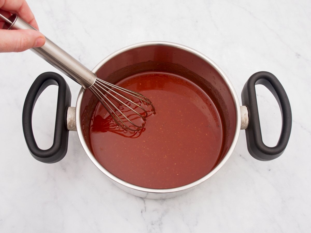Adición de la salsa de tomate a la cebolla caramelizada *