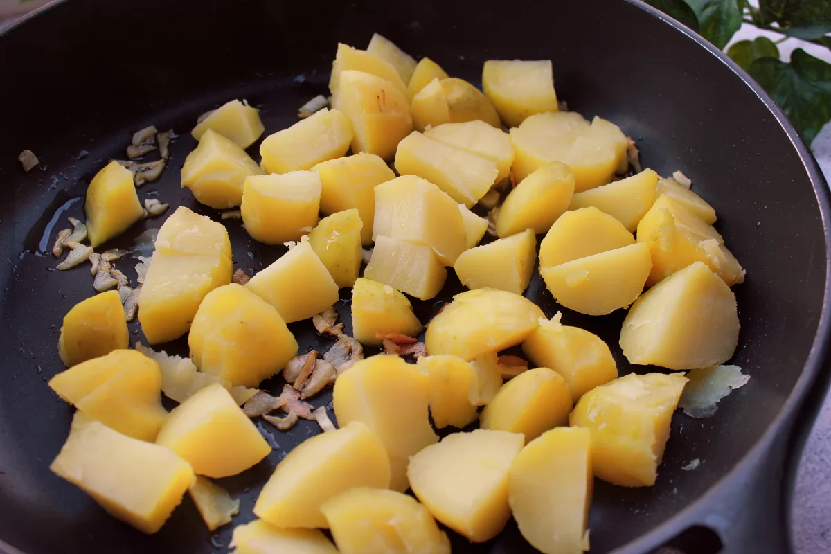 Adición de las patatas cocidas troceadas a la sartén *