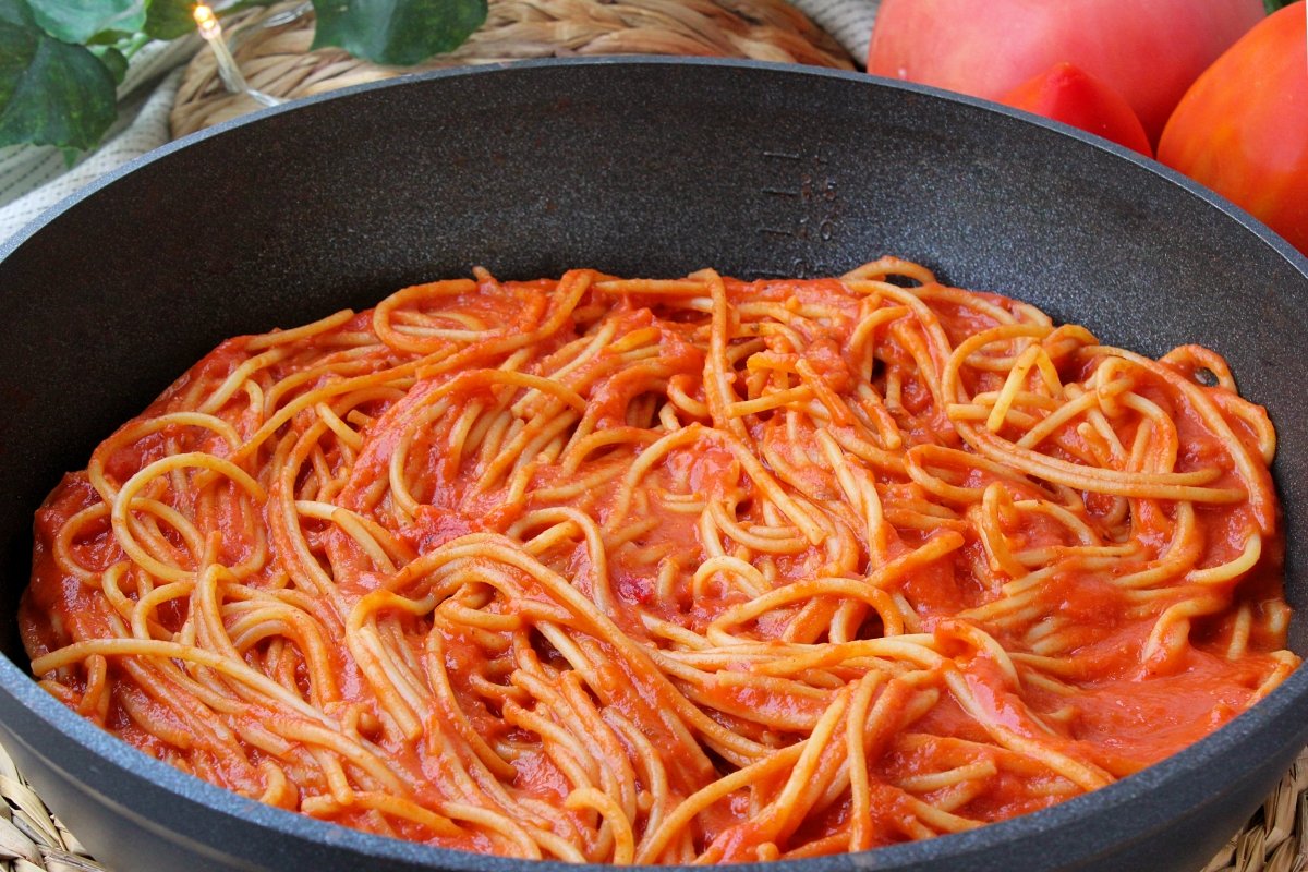 Adición de los espaguetis a la salsa de tomate