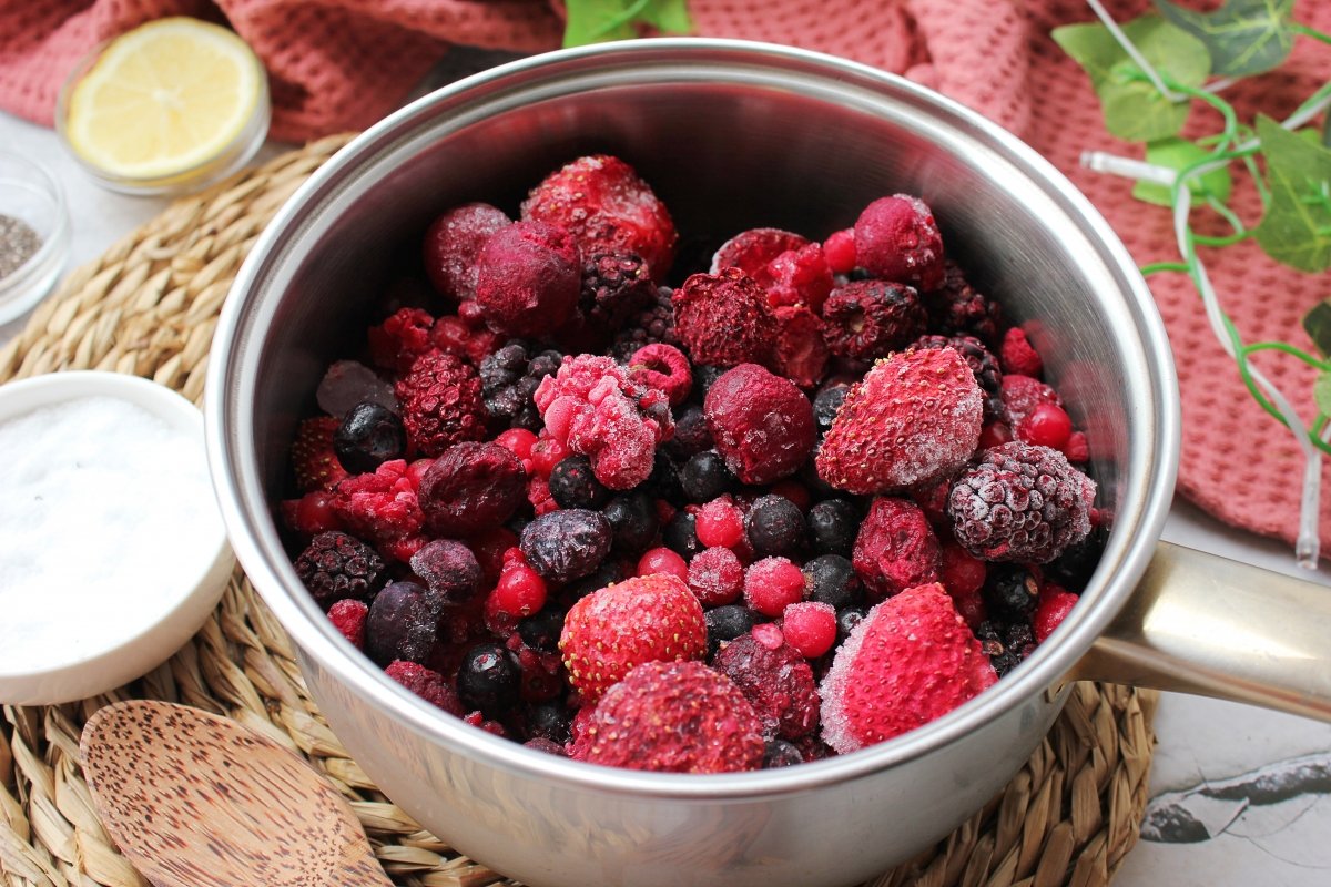 Adición de los frutos rojos al cazo