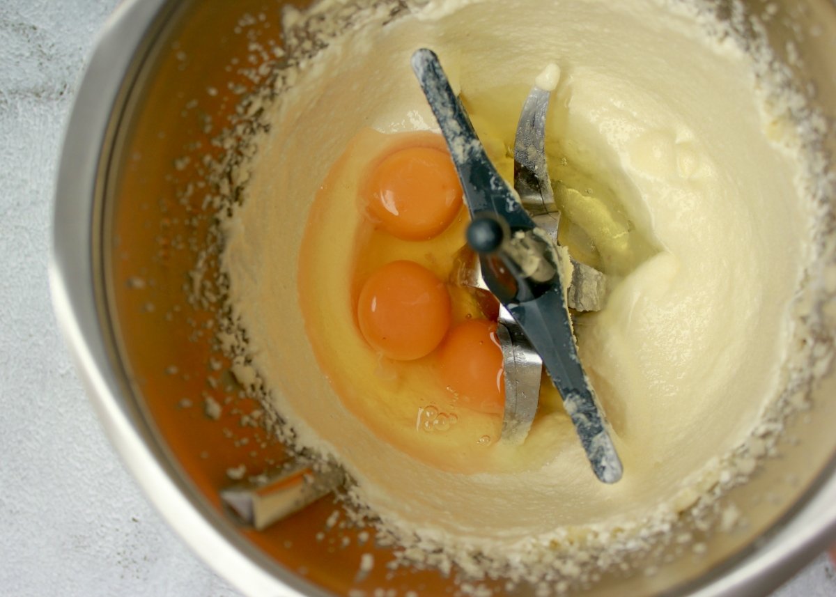 Adición de los huevos a la masa del bizcocho de coco