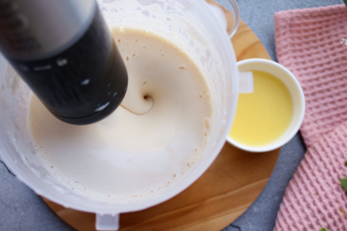 Adición de mantequilla y sal a la masa de los crepes salados