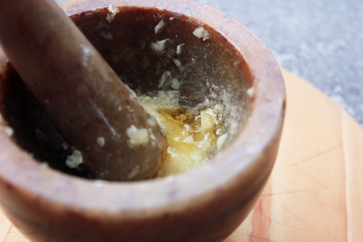 Adición del aceite de oliva a la pasta de ajo