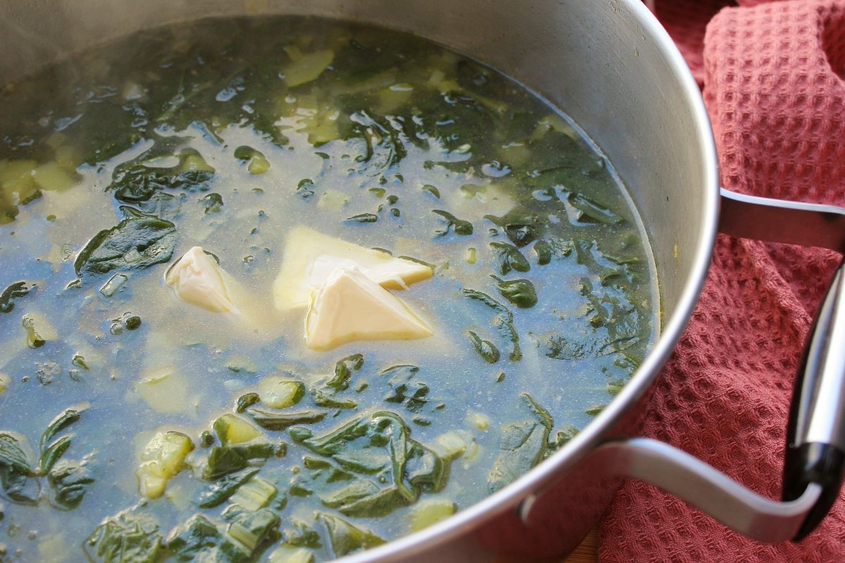 Adición del agua y de los quesitos para hacer la crema de verduras