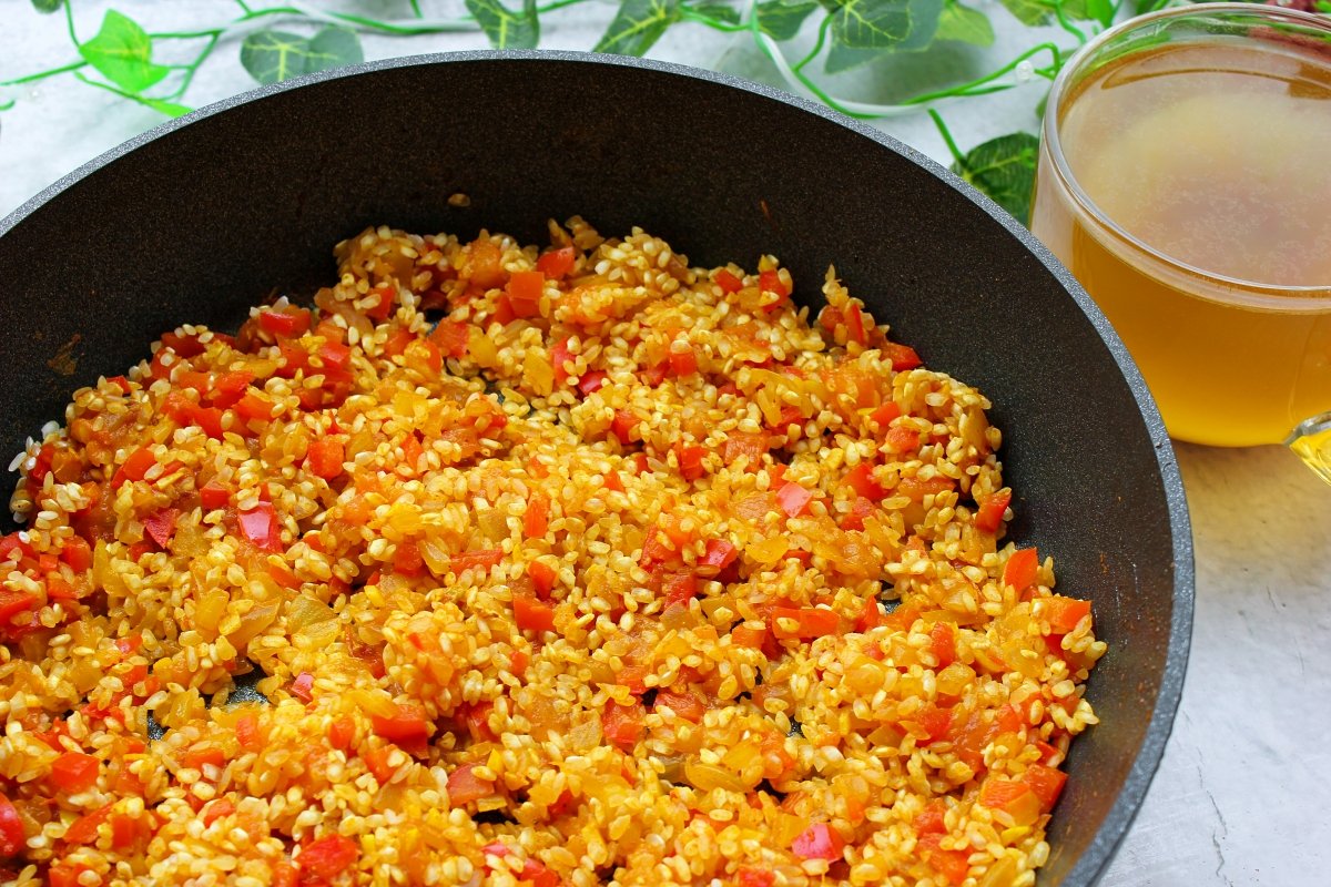 Adición del arroz al sofrito