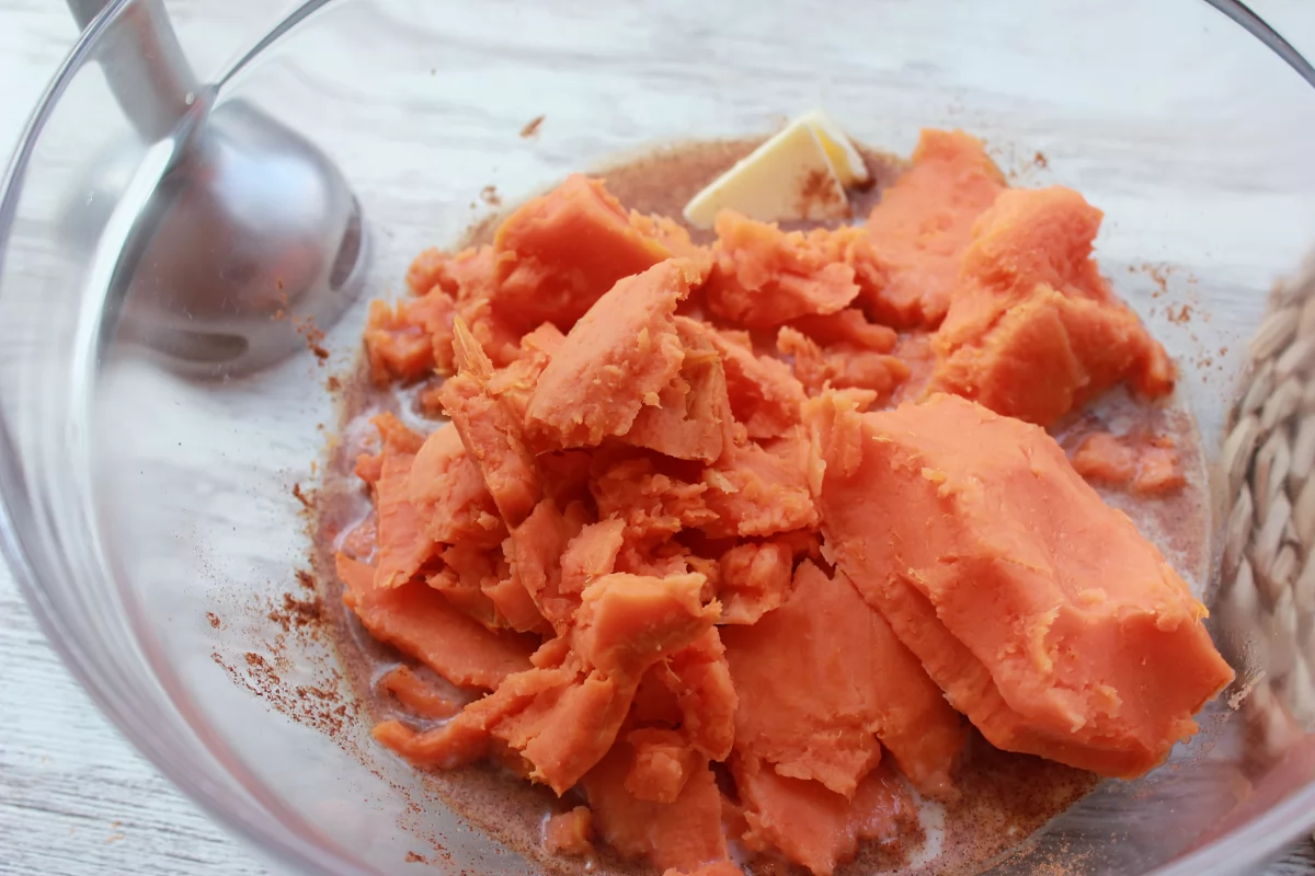 Adición del boniato cocido a los demás ingredientes *