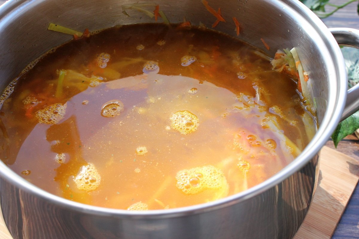 Adición del caldo de verduras a la olla