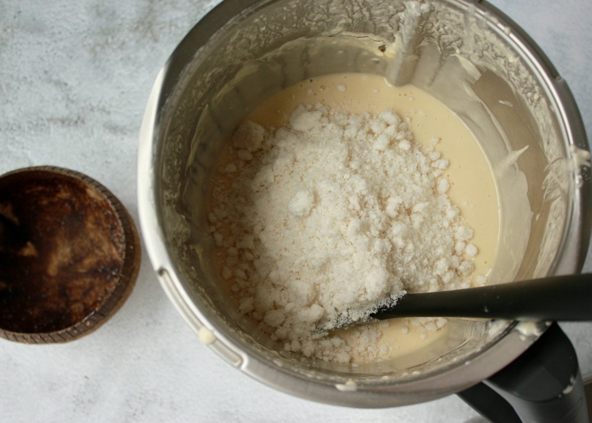 Adición del coco rallado a la masa del bizcocho de coco