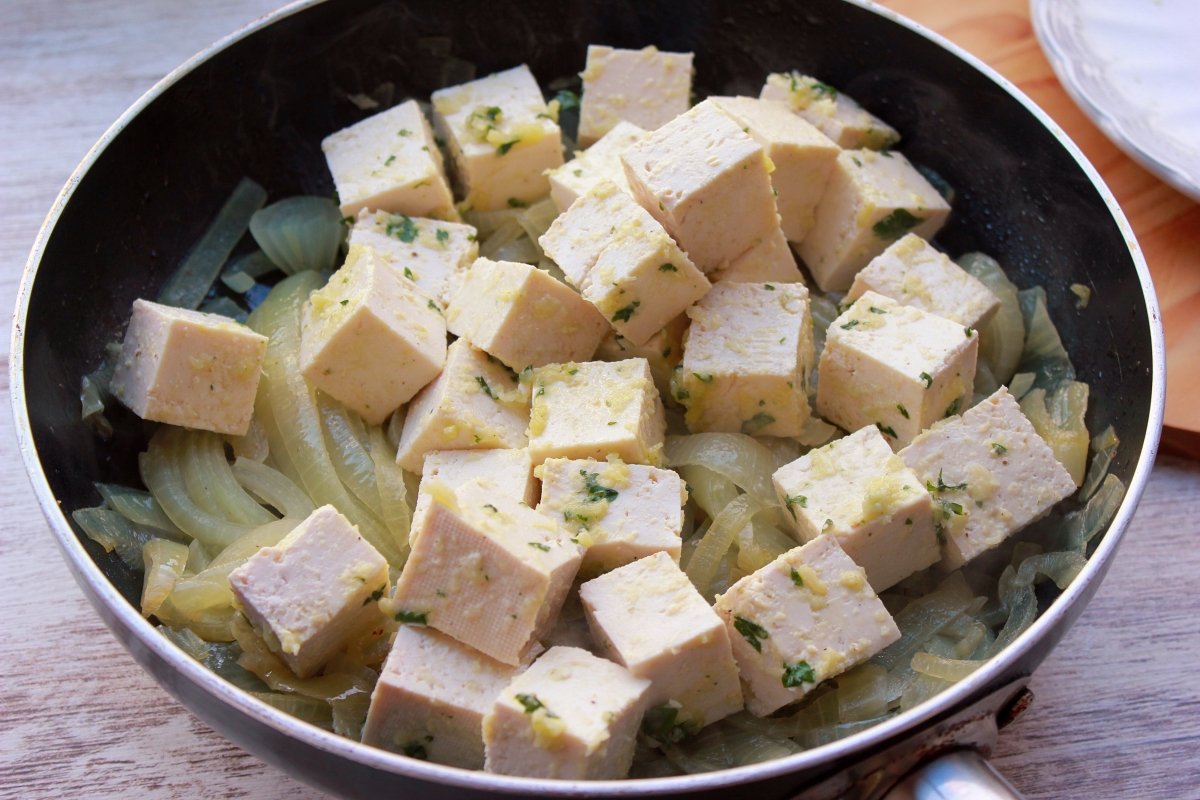 Adición del tofu en dados a la cebolla pochada