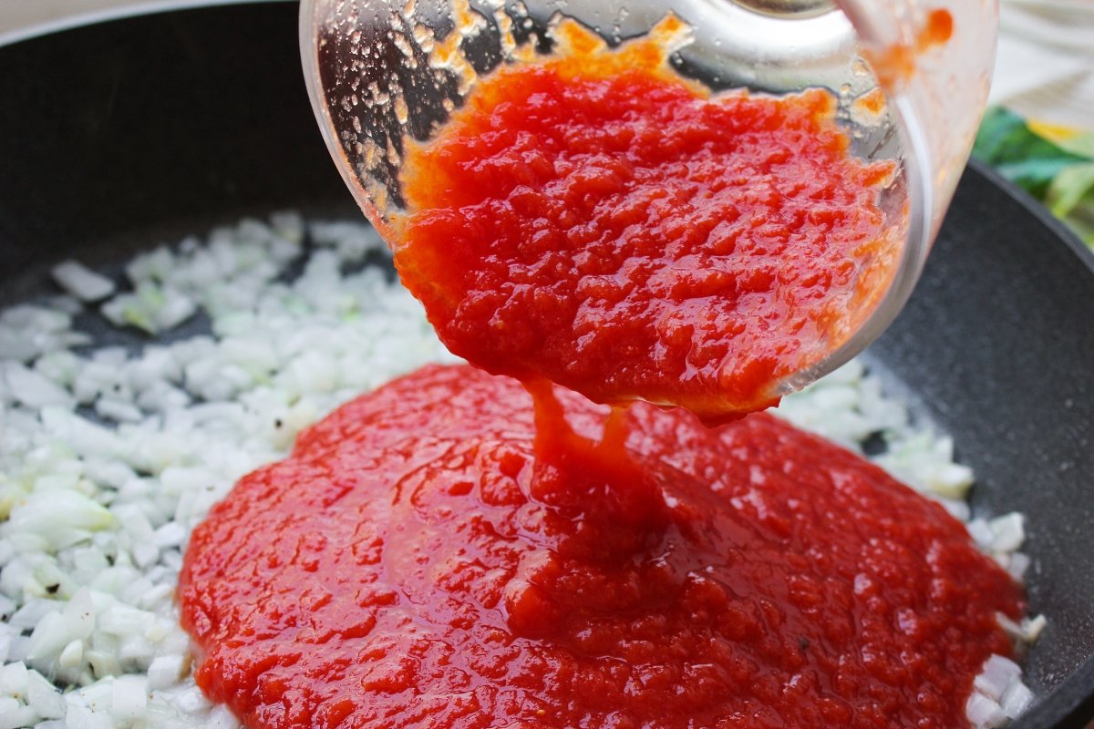 Adición del tomate natural triturado