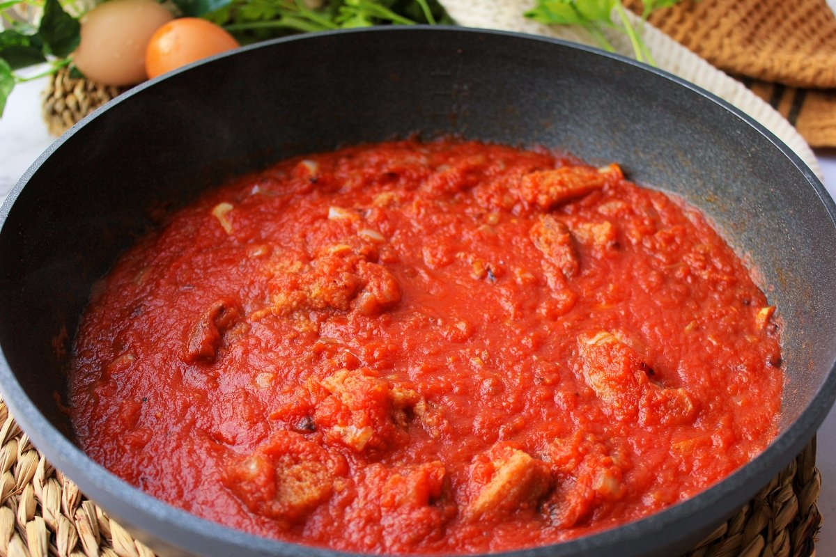 Adición del tomate tritutado para hacer la salsa