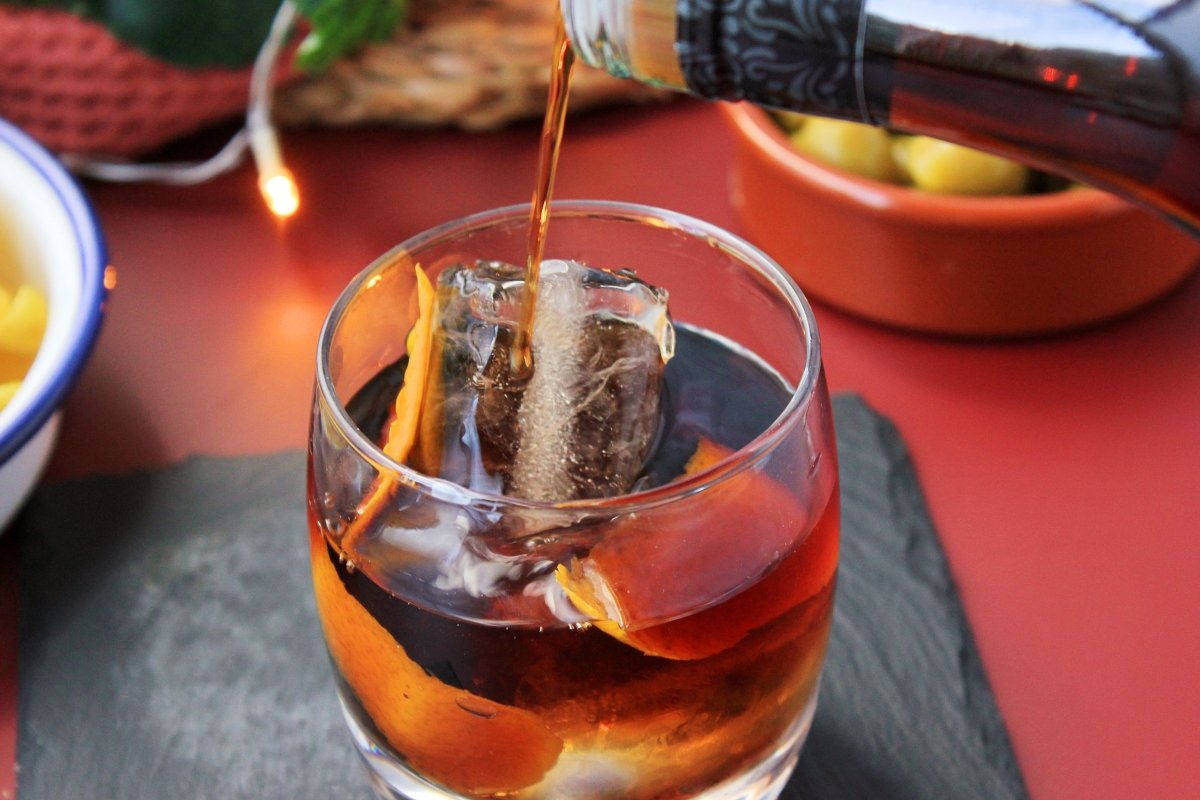 Addition of the red vermouth in the glass