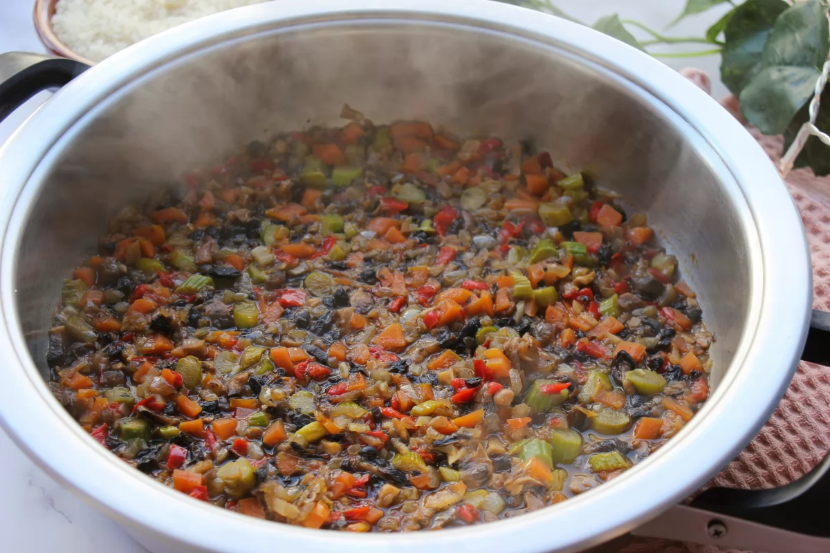 Adición del vino blanco a la cazuela con los vegetales *