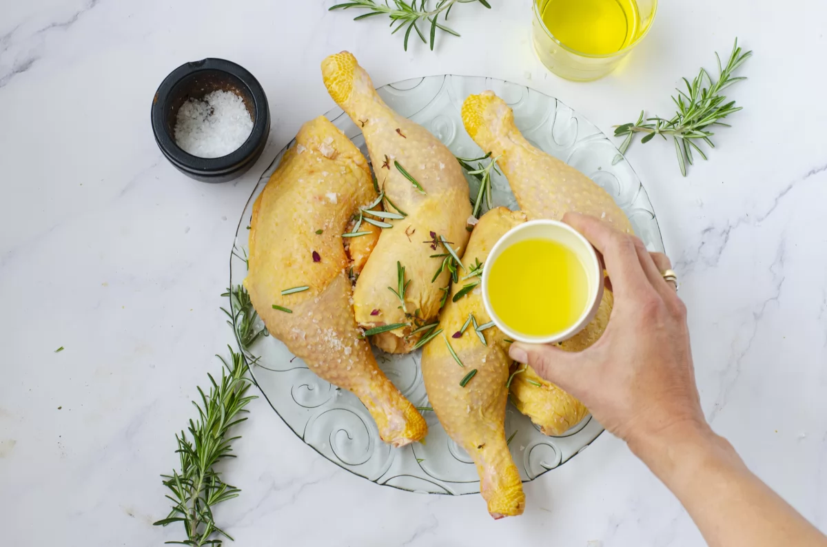 Adobamos el pollo para hacer a la cerveza