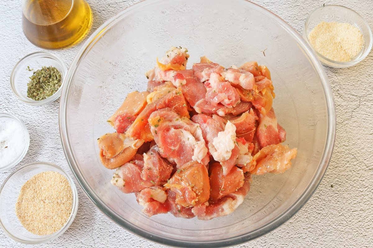 Adobar las carnes para los tamales colombianos