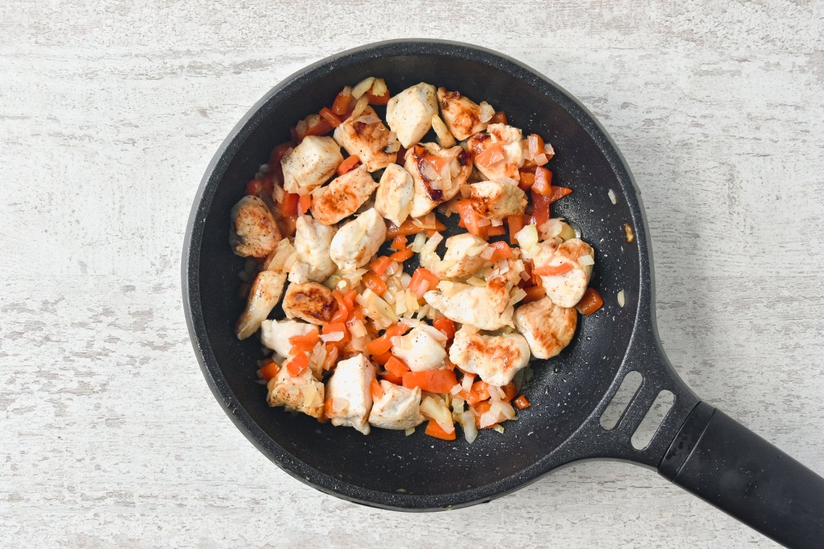 Agregamos al pollo la cebolla y el pimiento