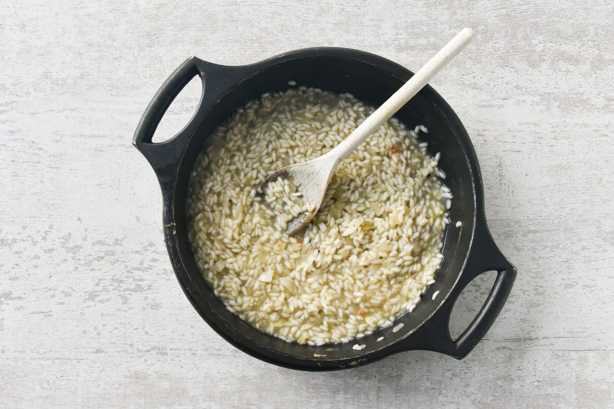 Agregamos caldo poco a poco para que el arroz lo vaya absorbiendo