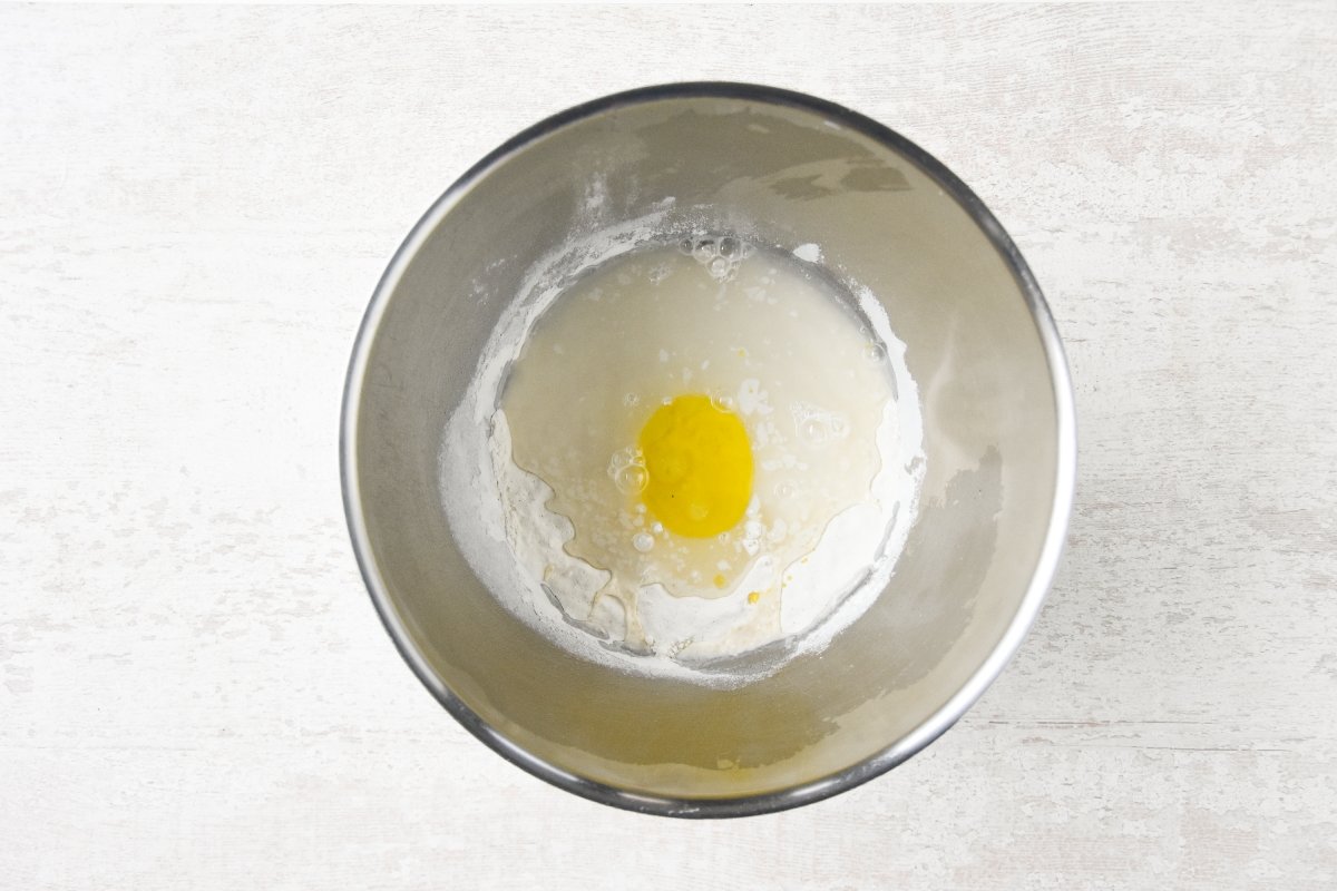 Agregamos el aceite y el agua