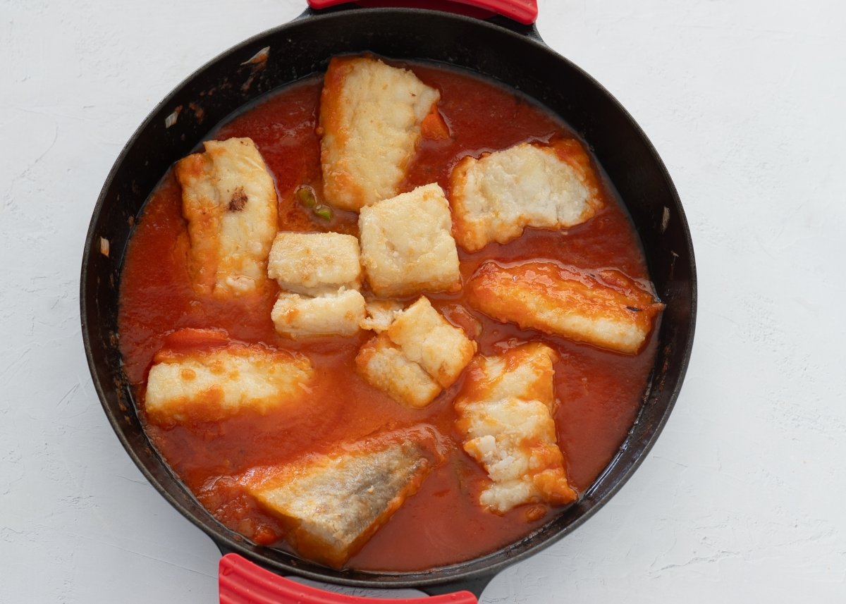 Agregamos el bacalao a la salsa para hacer bacalao con tomate y pimientos