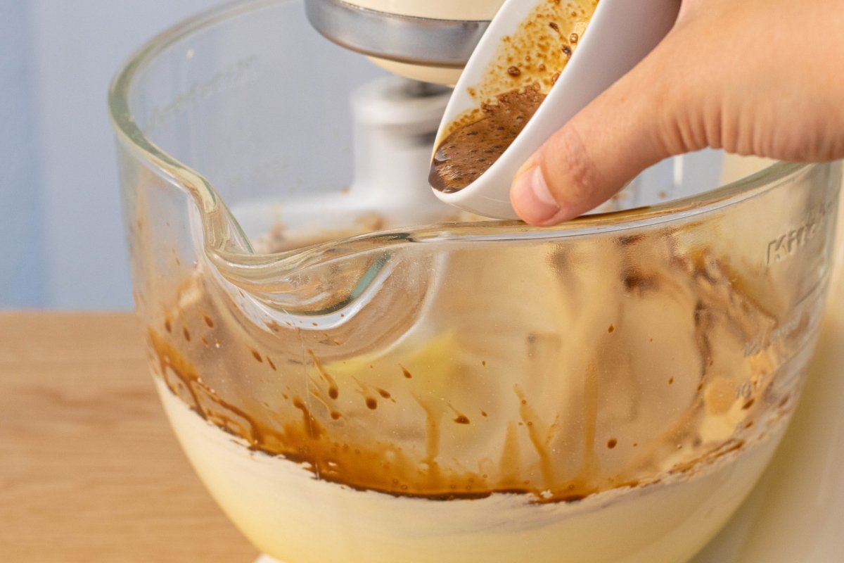 Agregamos el café a la crema de la tarta de galletas con crema de café