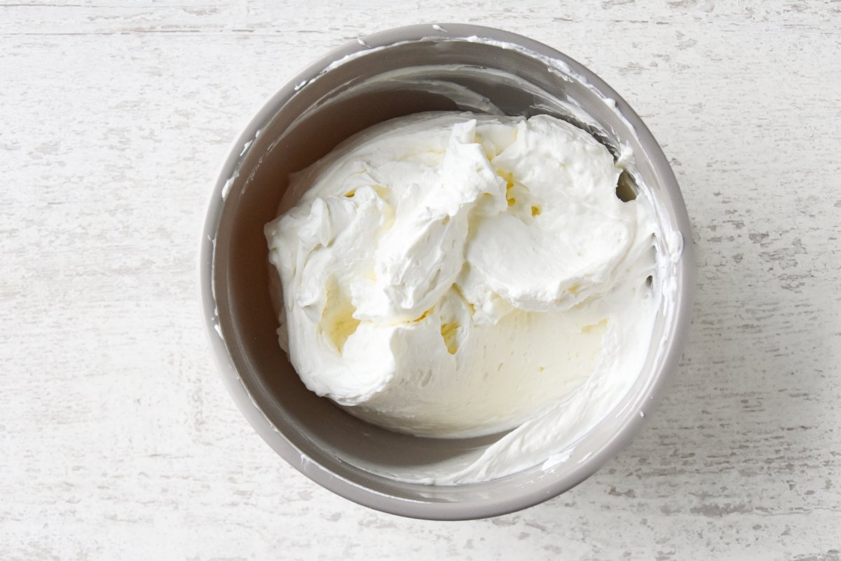 Agregamos el mascarpone a la nata batida