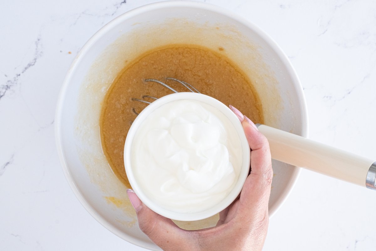 Agregamos el yogur a la masa