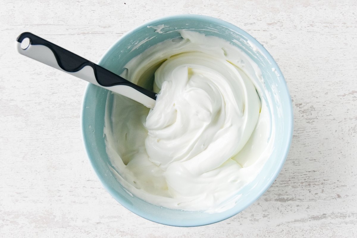 Agregamos el yogur a la nata montada